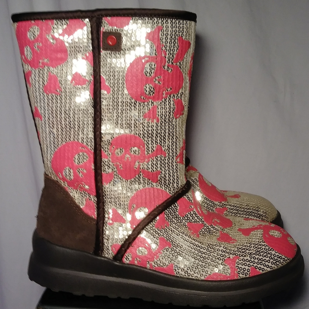 NEW I Heart Ugg Kisses Size 6 Women’s Sequins & Skulls